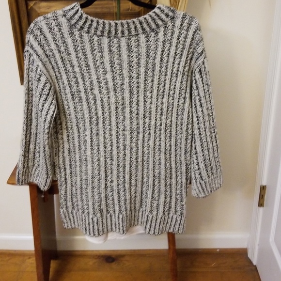 🌹Black & Gray sweater with white hem🛍💜 - Picture 5 of 8